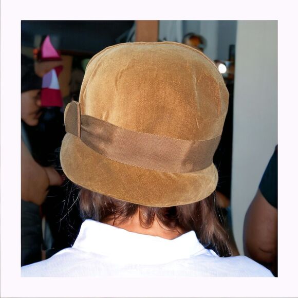 VINTAGE 60’s Girls Cloche Velvet Hat Caramel Tan by Mr. John Juniorette - Picture 3 of 5